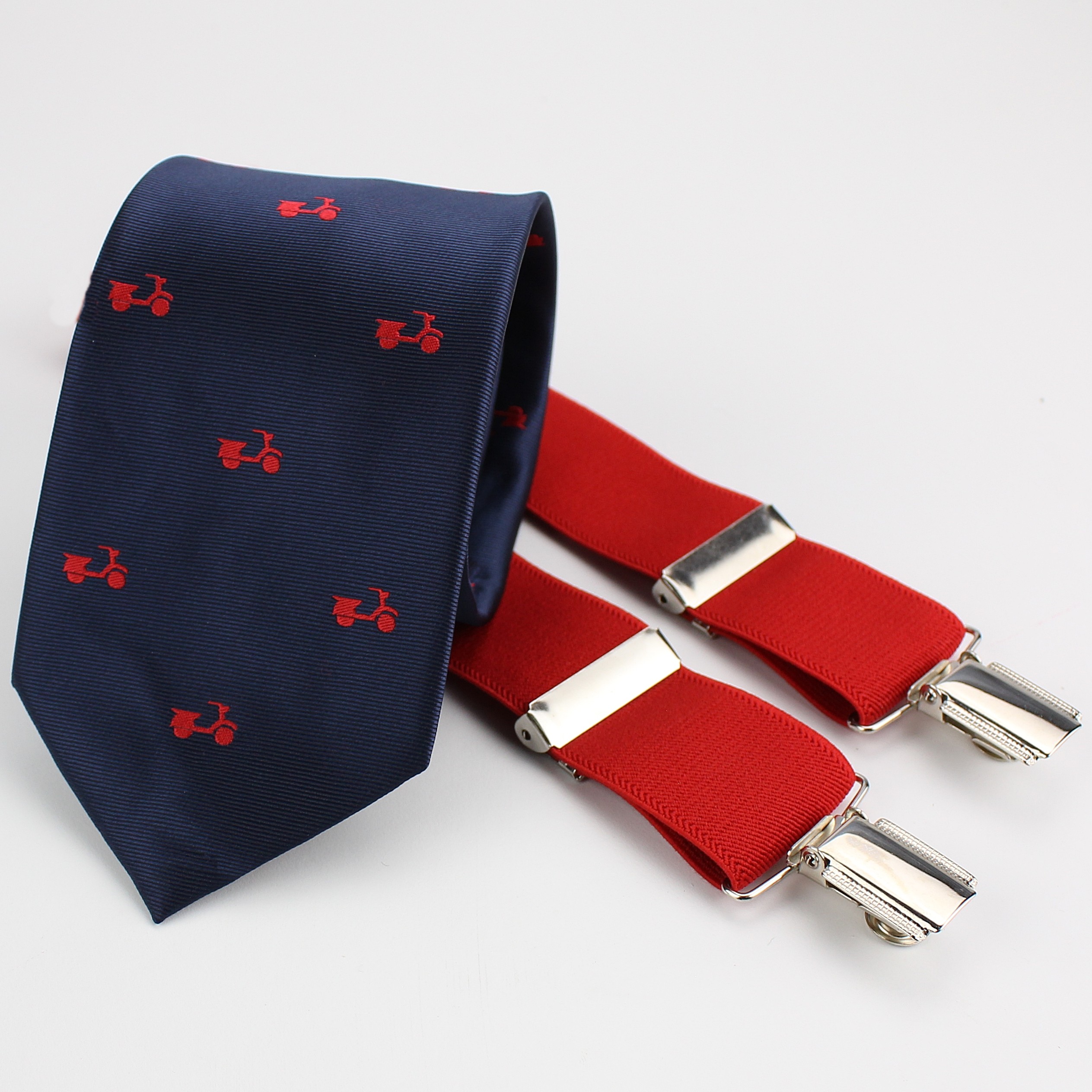 Pack corbata y pañuelo rojo con cachemir en tonos blancos y azul